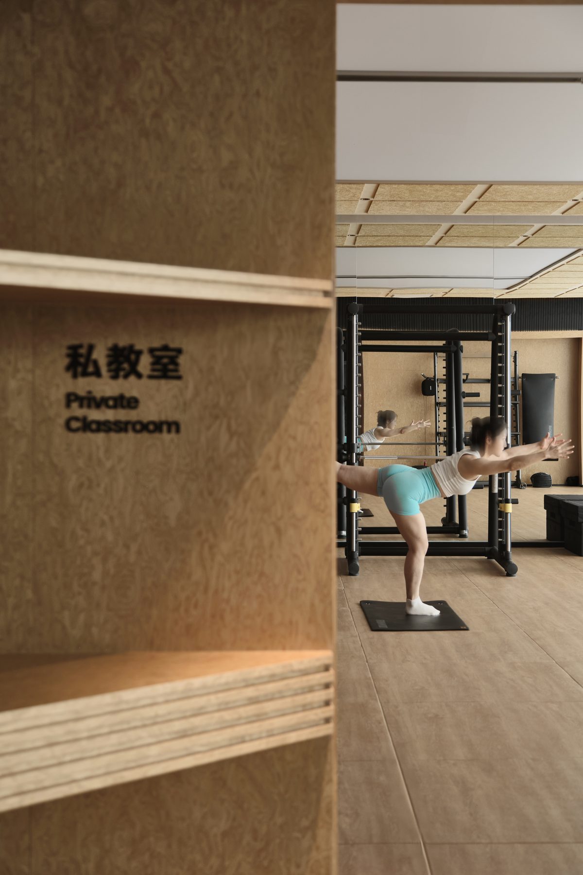 会员在 PAUSE PRO 私教区进行稳定性训练